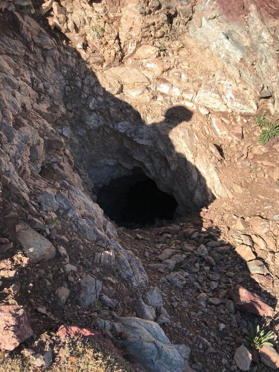 <p>Bölgedeki operasyonlarda yapılan arama tarama faaliyetleri sonucu, tespit edilen mağaralarda ise değişik çap ve silahlara ait çok sayıda mühimmat, el bombaları ve büyük miktarda yaşam malzemesi bulundu. Bulunan malzemeler yerlerinde imha edilirken mağaralar kullanılamaz hale getirildi.</p>