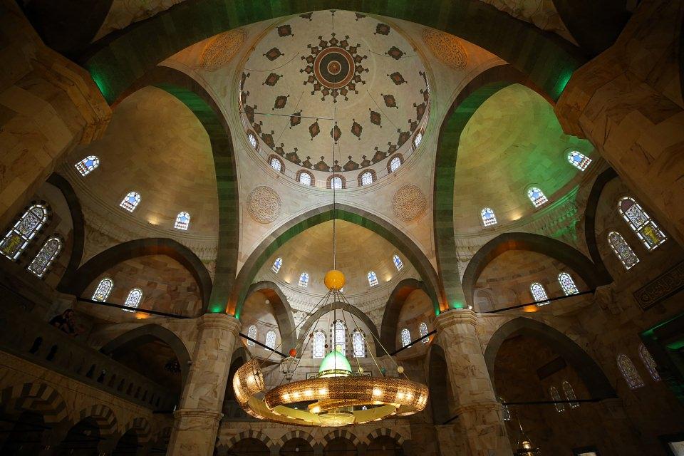 <p><strong>Ramazan Okur, camideki her şeyin el işçiliğiyle yapıldığına dikkati çekerek, şöyle devam etti:</strong></p>
<p>"En küçük bir 'şurasını da şöyle geçiştirelim' gibi bir durum yok. Tamamıyla yapılabilirliğin en güzel örneği sergilenmeye çalışıldı, o nedenle de uzun sürdü. </p>