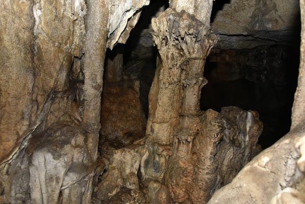 <p>Gümüşhane’nin Torul ilçesine bağlı Arılı köyünde bulunan ve bir dönem saray olarak kullanıldığı iddia edilen efsaneleriyle ünlü Arılı damlataşı mağarası turizme açılmayı bekliyor.</p>

<p> </p>

