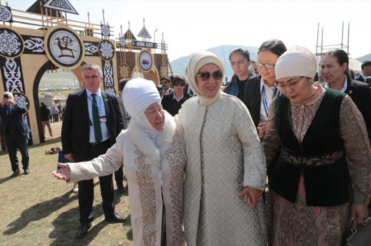 <p>Emine Erdoğan, Kırçın Yaylası ziyaretinde, Kırgız göçebe kültürünün tanıtıldığı otağı gezdi.</p>

<p> </p>

<p> </p>
