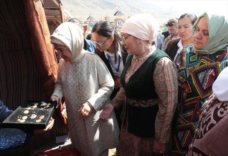 <p>Emine Erdoğan'a, Kırgızistan Cumhurbaşkanı Sooronbay Ceenbekov'un eşi Aygül Jeenbekov ile Aile, Çalışma ve Sosyal Hizmetler Bakanı Zehra Zümrüt Selçuk da eşlik etti.</p>

<p> </p>
