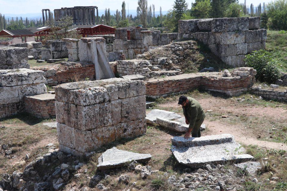 <p><strong>Özellikle ölülerin yakılarak gömüldüğü mezarlarda çok nitelikli bulgulara rastladıklarını belirten Özer, şunları söyledi:</strong></p>

<p>"Bazı buluntuların bu bölgeye özgü olmadığını tespit ettik. Benzer örneklerine antik çağda Makedonya'da rastladık. Bir mezardan Roma mitolojisinde Herkül olarak adlandırılan pişmiş topraktan Herakles heykeli çıktı. Mezarın içinde ve dışında mızraklar ve ok uçları, küller vardı. En ufak bir diş izine bile rastlayamadığımız için cinsiyet tespiti yapamadık ancak buluntuları yorumlayarak bu mezarın bir erkeğe ait olduğunu, muhtemelen okur yazar ve yüksek derecede bir asker olduğunu, yazıtlara göre de Makedonya kökenli bir asker olabileceği bilgisine ulaştık."</p>
