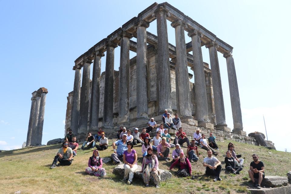 <p>Bu kap günümüzün sürme kaplarının formunu andırır bir kap. Antik çağ yazarlarının metinlerini incelediğimizde özellikle 'lykion'u askerlerin kullandığı bilgisi verilmiştir. Güneşin altında kalan özellikle Mısır'daki Romalı askerlerin göz kuruluğuna karşı kullandıklarını antik kaynaklarda görebiliyoruz. Biz bu kabı asker olabileceğini düşündüğümüz bir erkeğin mezarından bulduk. Antik çağ inancına göre ölümden sonra yaşam devam etmektedir. Mezara bu kabın konulması, ölen kişi için bu kap ve içindeki kremin önemli olduğuna ve gittiği dünyada da ihtiyaç duyacağını düşünen yakınları tarafından mezarına konduğuna işaret etmektedir." </p>
