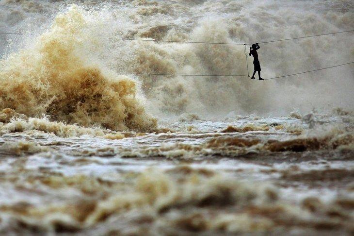<p>Mekong Nehri'nin üzerindeki telden köprü</p>

<p>Mekong Nehri, Güney Doğu Asya'da altı ülkeden geçerek Pasifik okyanusuna dökülüyor: Çin, Burma, Laos, Tayland, Kamboçya ve Vietnam. Nehir çoğunlukla sakin akmasına rağmen bazı yerlerde çılgın rapidler (aynı fotoğraftaki gibi) oluşturabiliyor. Yerel halk ise köprüyü kullanmaya çoktan alışmış.</p>
