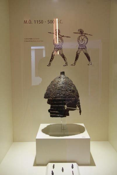 <p>Dünyanın en büyük medeniyetleri arasında yer alan Hititlerin başkenti Hattuşa’da bulunan 2 bin 800 yılık demir savaşçı miğferine paha biçilemiyor.</p>

<p> </p>
