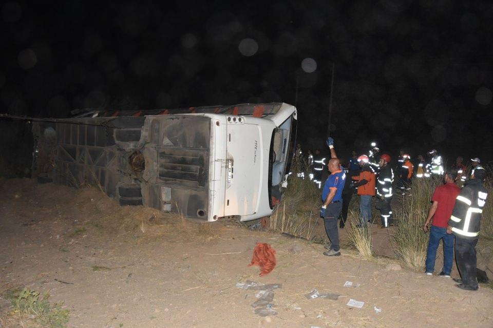 <p>Aksaray’da otobüsün şarampole devrilmesi sonucu meydana gelen trafik kazasında 1’i çocuk 6 kişi hayatını kaybetti, 44 kişi de yaralandı. </p>

<p> </p>
