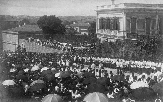 <p>Sultan Abdülhamid'in Cuma selamlığından. Havada yağmur yok ama şemsiyeler açık.Eskiler güneş çarpmasına çok dikkat ederlerdi. Osmanlıda sıcak havalarda kadınlar da dışarı çıkarken şemsiye kullanırlardı. Tabii, ten rengini muhafaza da bunda bir sebepti.</p>

<p> </p>
