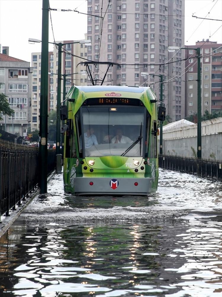 <p>İstanbul'un bazı ilçelerinde aniden bastıran sağanak yağmur hayatı olumsuz etkiledi. Tramvay yolunda biriken yağmur suyu seferleri aksattı.</p>
<p> </p>