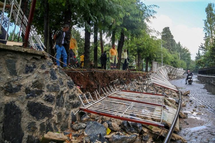 <p>Zeytinburnu ilçesinde bulunan bir parkın istinat duvarı çöktü.</p>