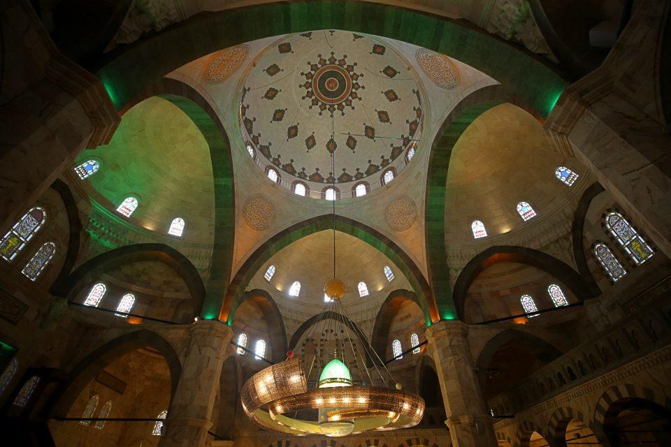 <p>İnşaatın 8 yıl daha süreceğini tahmin ettiklerini ifade eden Okur, "Son cemaat mahallimizin dışarıda kemerleri yapılıyor, yine onu tamamlayacak unsurlar ve kubbe kısmı var. Minaremizin şerefe ve şerefe üstü kısmı var, şadırvan ve çevre düzeni var." ifadelerini kullandı.</p>

<p> </p>
