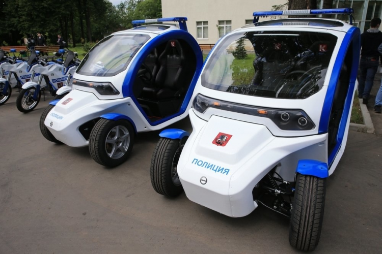 <p><strong>Ovum Elektrikli otomobil</strong></p>
<p>Rusya'nın en büyük silah üreticisi Kalaşnikof, sadece üç tekerleği de olsa bir elektrikli otomobil de üretiyor. Trafik polisleri için tasarlanan ufacık küçük oval şekilli Ovum,hiç gürültü yapmadan saatte 80 km hıza ulaşabiliyor.</p>
<p> </p>