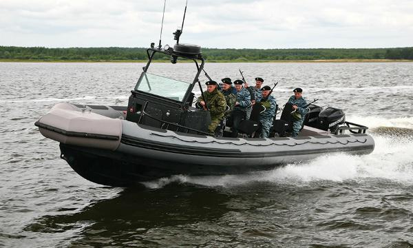 <p><strong>BK-10M Landing Craft</strong></p>
<p>Kalaşnikof firması, 2016 yılında Rusya'nın özel kuvvetleri için BK-10M adlı bir bot da tanıttı. BK-10M, etkileyici 40 knot seviyesine ulaşabilen 220 kilometrelik bir seyir aralığına sahip.Tekne mürettebat üyeleriyle birlikte toplam 6 kişilik. Bu bot deniz operasyonları, asker iniş çıkışları, yangın desteği, karşı korsanlık ve terörle mücadele misyonlarının yanı sıra deniz kurtarma gibi çok çeşitli durumlarda kullanılabiliyor.</p>
<p> </p>