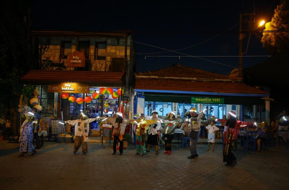 <p>Bostanların arasından geçerek mahalle meydanına varan yaklaşık 40 korkuluğu ritim grubu karşıladı. Etkinlik, korkulukları canlandıranlarla diğer mahalle sakinlerinin halk oyunları gösterisiyle son buldu. </p>
<p> </p>
