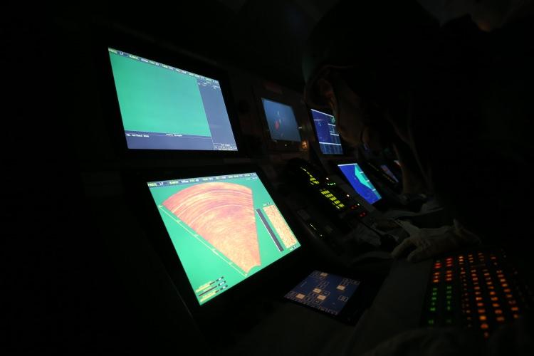<p>Engin ve Aydın sınıflarındaki mayın avlama gemilerine sahip komutanlık, bünyesideki gemilerin sonar sistemleri, insansız su altı araçları ve mayın harbi dalgıçlarıyla deniz mayınlarının tespit ve imha ederek görevlerini sürdürmeye devam ediyor.</p>
<p> </p>