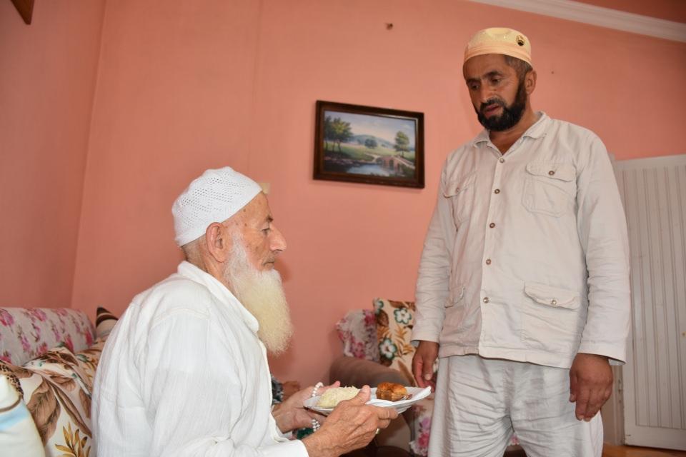 <p>"Kayınbabam 30 yıldır bizimle birlikte kalır. Cenab-ı Allah'ıma şükürler olsun. Kayınbabamı isteyerek, zorlandığı yerlerde Allah için omuzlarıma aldım. Oralarda ikimizin de ibadeti kolay oldu. Allah öyle bir güç verdi ki kayınbabam omuzlarımdayken benden ter bile akmadı. Zahmetine katlandım, zevk aldım. Hiç yorulmadım. Bana da herkes destek verdi. Kayınbabamı omuzlarıma aldığımı gören vatandaşlar fotoğraf çektiler."</p>

<p> </p>
