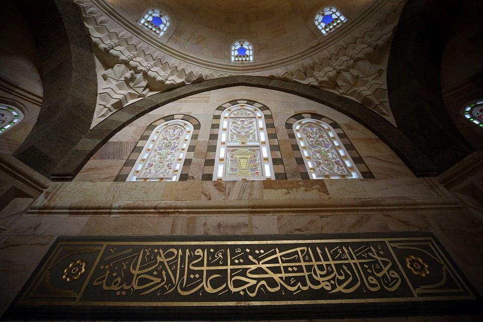 <p>Ramazan Okur, caminin günümüz Türkiyesinde örnek alınan bir eser olmasını amaçladıklarını ifade ederek, "Batı kapısı, Sivas Divriği Ulu Cami'nin kuzey kapısının 5'te 4 oranında küçültülerek buraya inşa edilmiştir ki o kapı UNESCO kayıtlarında vardır. Yine içerisinde Selçuklu örneği mihrap da yer alıyor." dedi.</p>
<p> </p>