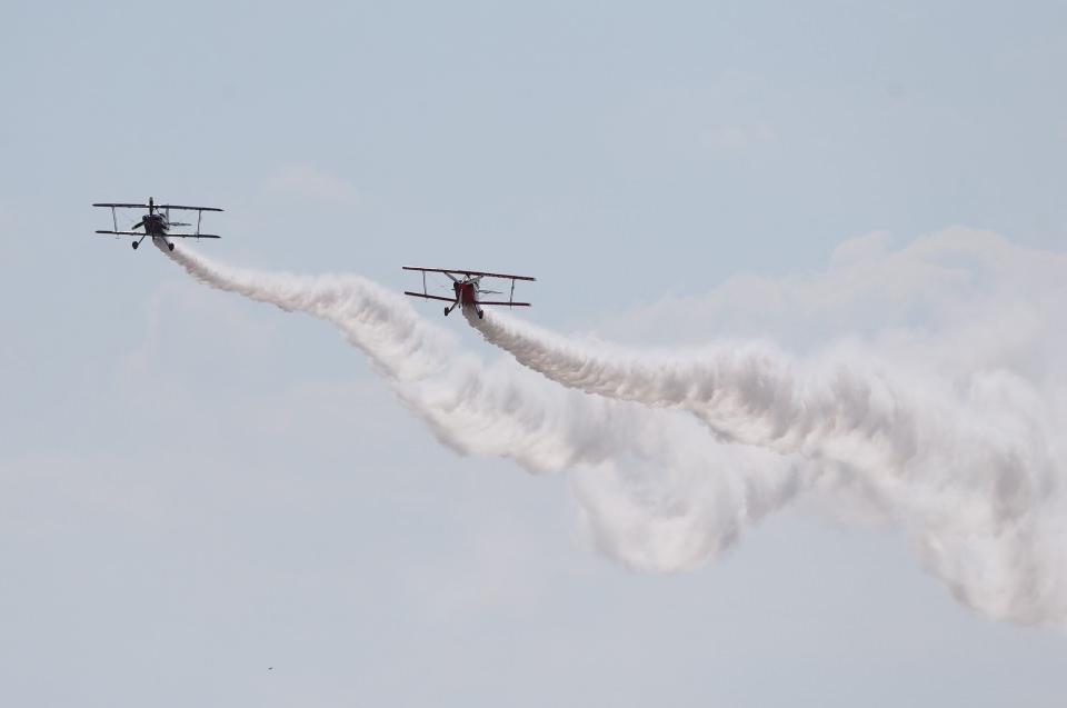 <p>Türkiye'nin ilk profesyonel akrobasi pilotu Ali İsmet Öztürk, "Mor Menekşe" adlı uçağıyla, Türkiye'nin tek sivil kadın akrobasi pilotu kızı Semin Öztürk Şener ise kırmızı renkli "Pitts S2-B" uçağıyla birlikte gösteri uçuşu yaptı.</p>