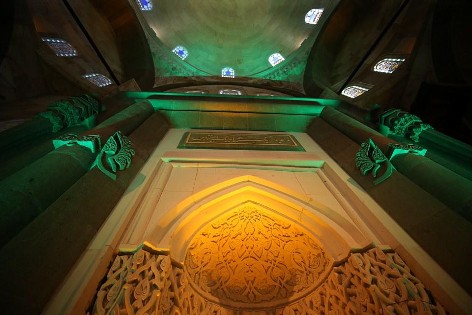 <p>Eynesil ilçesinde temeli 1987'de atılan Yeşil Cami, tamamıyla bitirilmemesine rağmen 2012 yılında ibadete açıldı. İki kültürün sentezini barındıran caminin inşaatının 8 yıl daha süreceği tahmin ediliyor.</p>
<p> </p>
