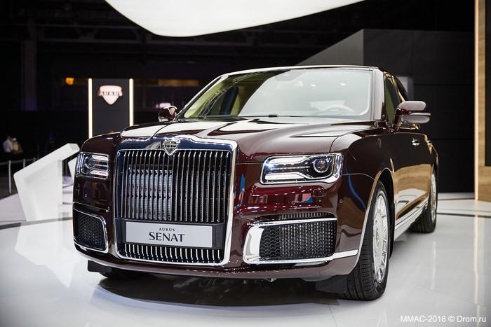 <p>Rusya Devlet Başkanı Vladimir Putin'in isteği üzerine yerli ve milli makam aracı üretilmesi projesi, Rolls-Royce, Bentley, Maybach gibi markalara rakip lüks bir yeni markanın doğuşuna vesile oldu.</p>
