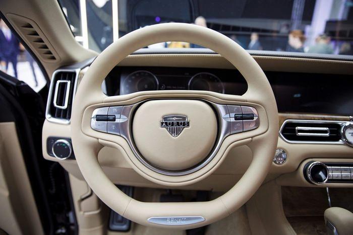 <p>Aurus Senat'ın iç mekanında yüksek kalite ahşap, deri ve metal malzemeler el işçiliğiyle birleştirilerek, İngiliz lüks otomobil üreticileri Rolls-Royce ve Bentley modellerini aratmıyor.</p>
