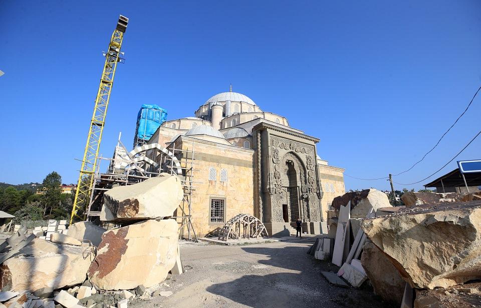 <p>Giresun'da, taşları el işçiliği ile işlenip Selçuklu ve Osmanlı mimarisiyle inşa edilen Yeşil Cami mimari özellikleriyle fark yaratıyor</p>