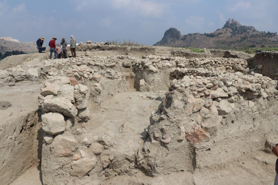 <p>Yukarı şehrin, höyüğün karşısında yer alan iki dağın sırtında, merkezinde nekropol bulunan bir alanda, yoğun bir yerleşim yapısı düzeniyle varlık gösterdiğini dile getiren Novak, şöyle devam etti:</p>

<p> </p>
