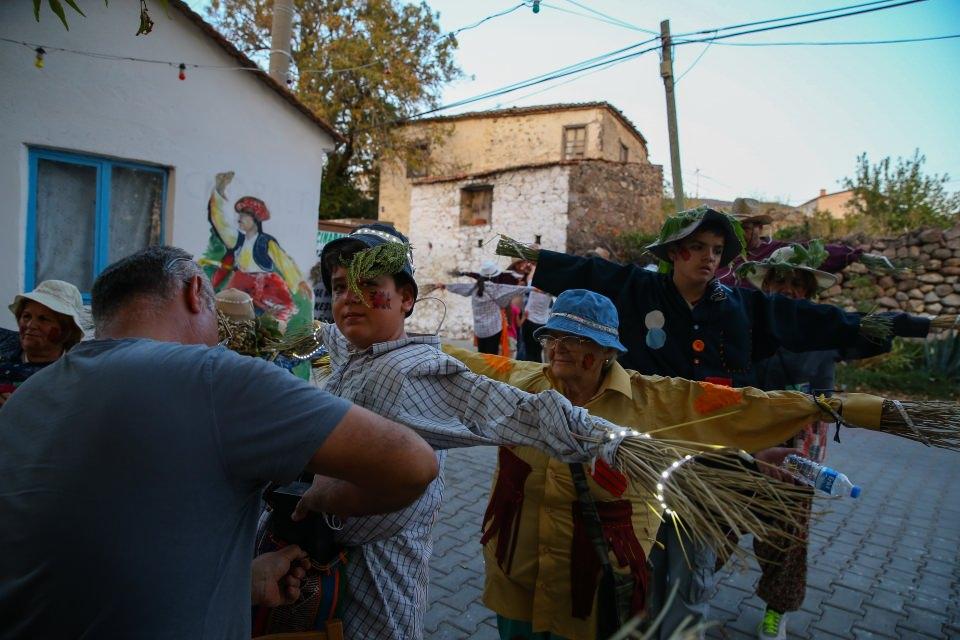 <p>Urla'nın kırsal mahallesi Barbaros'ta eski kıyafetler ve özel makyajla bostan korkuluğu görünümüne bürünen vatandaşlar, tarlalardan mahalle meydanına yürüyüş yaparak hem yöre halkını tarlaya hem de turistleri festivale davet etti.</p>

<p> </p>
