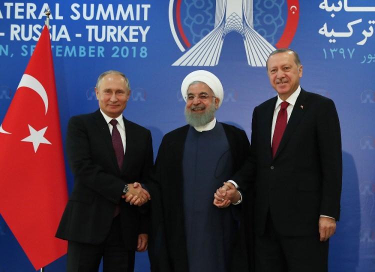 <p><span style="color:#FF8C00"><strong>"Die Zeit" gazetesi de </strong></span>"Vladimir Putin, Suriye’nin tamamen kurtarılmasını istedi" başlığıyla duyurduğu haberde, Tahran’dan bir yakınlaşma ve ortak tutum çıkmadığını kaydetti. Gazete, Erdoğan’ın ateşkes istediğini, Ruhani ve Putin’in ise "bölgedeki terörizmi yenmek" için saldırıdan yana olduğu bilgisine yer verildi.</p>
