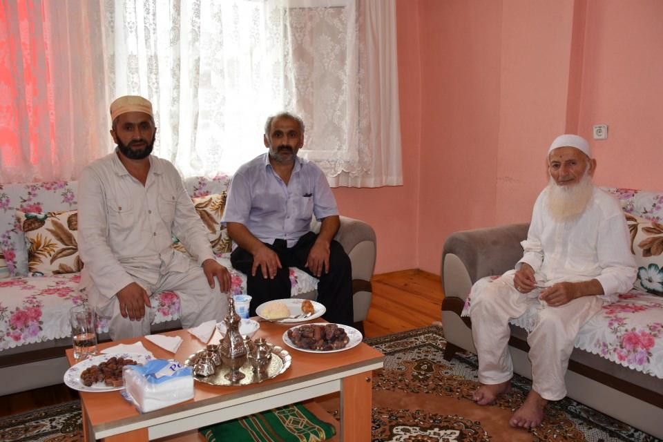 <p>Yaşları ve sağlık sorunları nedeniyle uzun süre ayakta durmakta ve yürümekte güçlük çeken aile büyüklerine yardımcı olan Erbay, annesi Emine Erbay için tekerlekli sandalye kiraladı. Annesine tekerlekli sandalyede tavaf yaptıran Erbay, kadınların bulunduğu ibadet yerlerinde ise annesine yardım konusunda eşinden destek gördü.</p>
<p> </p>