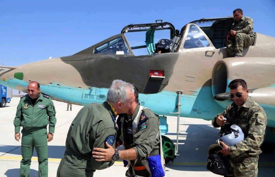 <p>Konya 3. Ana Jet Üssü'ndeki tatbikat anısına 'Tek millet iki devlet' yazılı özel armalar takılırken, Türk pilotlar Azeri pilotları sarılarak karşıladı. </p>