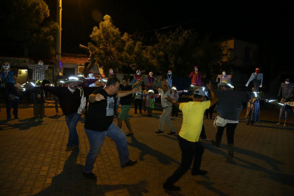 <p><strong>Projede köydeki herkesin çok büyük emeği olduğunu vurgulayan Küçükkayalar, şunları kaydetti:</strong></p>
<p>"Bu festivalin 2 temel amacı var. İlk olarak üretim ortamını oluşturmaktı. İkincisi ise bu üretim ortamında gençlerin köye dönüşünü sağlamak. Geçtiğimiz 2 sene içinde gençlerin köye dönmesi konusunda oldukça iyi gelişmeler gördük. Dönmeyen gençler bile şu anda düşünmeye başladılar. Bunun yanında köyde güzel bir üretim de başladı."</p>