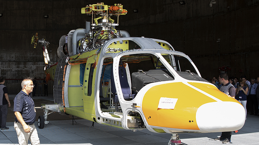 <p>Bir süredir yer testlerine devam edilen T625 helikopteri geçen günlerde üretim hangarından çıkarılarak uçuş hattına taşındı. Bu sabah saat 06.00 sıralarında motoru çalıştırılan T625 helikopteri, iniş takımlarını ilk defa yerden kaldırdı.</p>

<p> </p>
