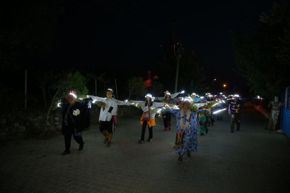 <p>Mahalledeki 7'den 70'e herkesin destek verdiği projede önce yüzlere korkuluk makyajı yapıldı. </p>
<p> </p>