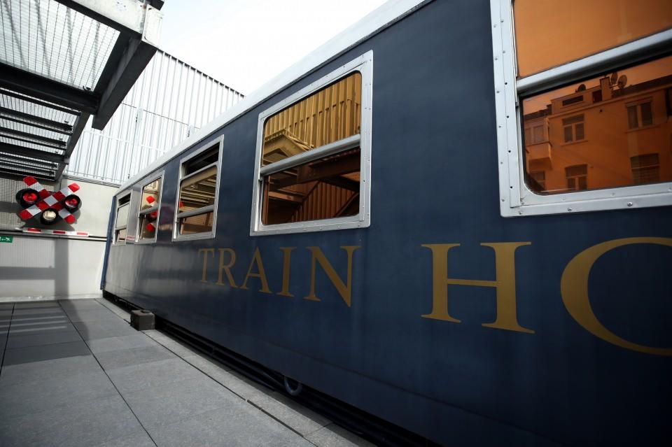 <p><strong>Vagondan odalarda geçmişe yolculuk</strong></p>

<p>Otelin restoranı, dinlenme bölümü ya da odaları tamamen nostaljik tren eşyaları ile donatılmış. Bu nedenle koridorlarda dolaşırken adeta zamanda yolculuk yaparak 1950'lerin tren istasyonunda hissetmek mümkün.</p>
