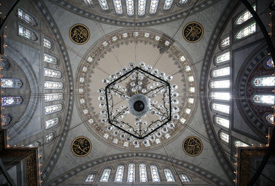 <p>Büyük kemerin altında, yarım kubbeli bir mekan içinde bulunan dışarıya çıkıntılı mihrabı, Babil'in Asma Bahçelerini andırıyor. Caminin mihrabı, minberi ve sol duvara yaslanmış hünkar mahfilinin yanındaki vaaz kürsüsü mermerden oluşuyor.</p>
<p> </p>