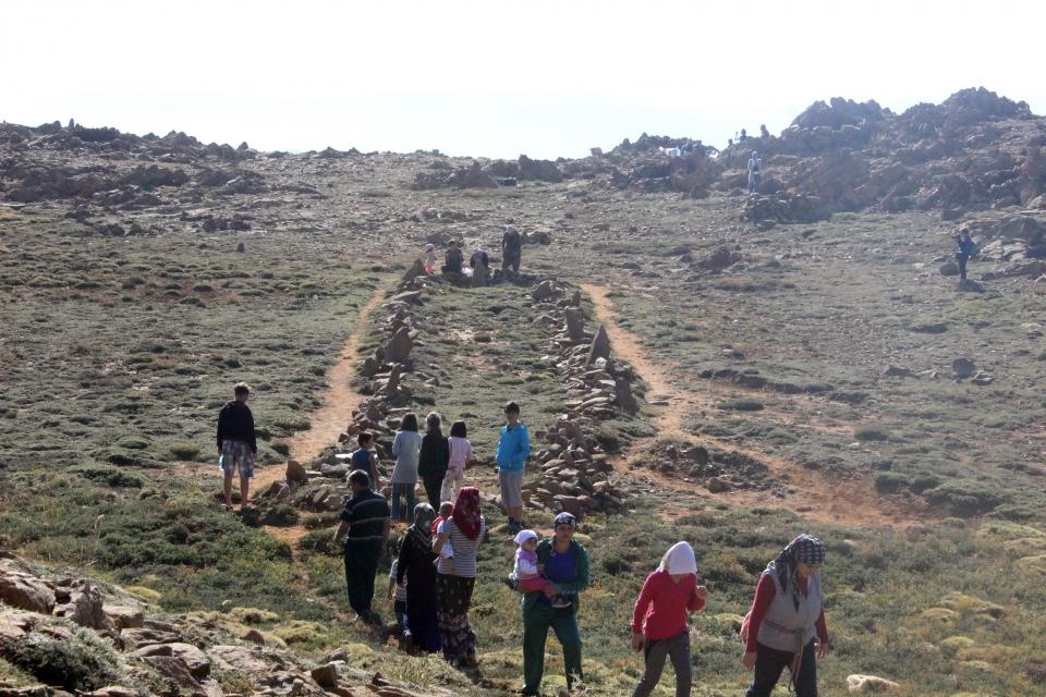 <p>Yaylada da silah sesleri devam ederken, Çiçek Baba olarak da bilinen Eren Baba mezarında dua eden, namaz kılan vatandaşlar silah sesleri altında dualarını etmek zorunda kaldı. </p>