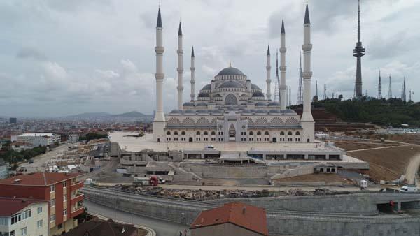 <p><strong>"YAKINDA HALILARI SERECEĞİZ"</strong></p>
<p>İstanbul Cami ve Kültür Hizmet Birimleri Yaptırma ve Yaşatma Derneği Başkanı Ergin Külünk, "Camii inşaatının çok büyük bölümü tamamlandı. Şu anda son temizlik ve rötuş işlemleriyle uğraşıyoruz. </p>