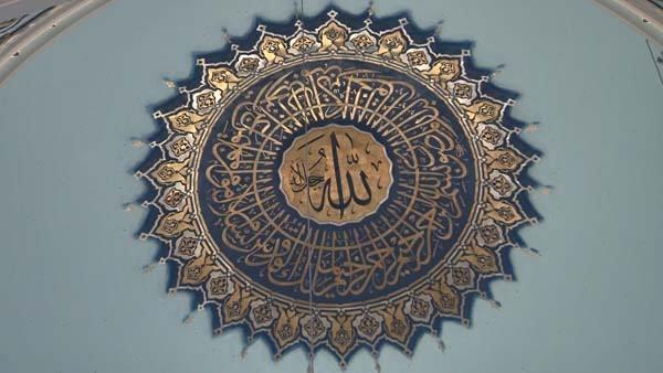 <p><strong>TÜRKİYE'NİN EN BÜYÜK CAMİ OLACAK</strong></p>

<p>En büyük cami kompleksi olacak Çamlıca Camii, 63 bin kişinin aynı anda ibadet edebileceği şekilde planlandı. 6 minareli camide, 11 bin metrekare büyüklüğünde Türk İslam eserlerinin yer alacağı bir müze ile 3 bin 500 metrekare büyüklüğünde bir sanat galerisi olacak. </p>
