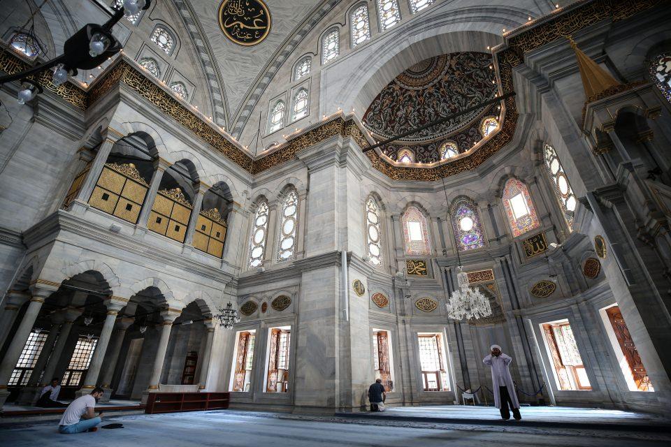 <p>Osmanlı mimarisinde taş külahların ilk kez kullanıldığı cami, kendisine bitişik kesme taşla örülmüş yivli gövdeli, ikişer şerefeli, iki minareye sahip. Caminin minaresinin külahları kurşun kaplı iken 19. yüzyıl sonlarında taş külahlar yapıldı. </p>
<p> </p>