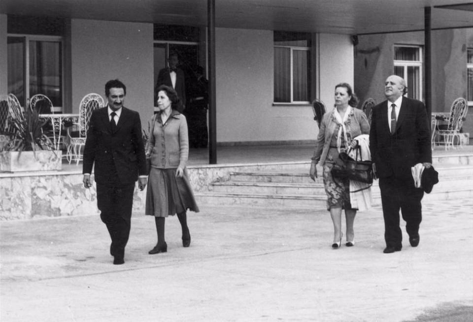 <p>12 Eylül askeri darbesiyle milletvekilliği sona eren ve gözaltına alınan Başbakan Süleyman Demirel (sağda) ve CHP Genel Başkanı Bülent Ecevit (solda ) eşleri Nazmiye Demirel (sağ 2) ve Rahşan Ecevit (sol 2) ile birlikte kaldıkları Çanakkale Gelibolu Hamzaköy’deki Türk Silahlı Kuvvetleri misafirhanesinden alınarak Etimesgut Askeri Havaalanı’na getirildi.</p>
<p> </p>