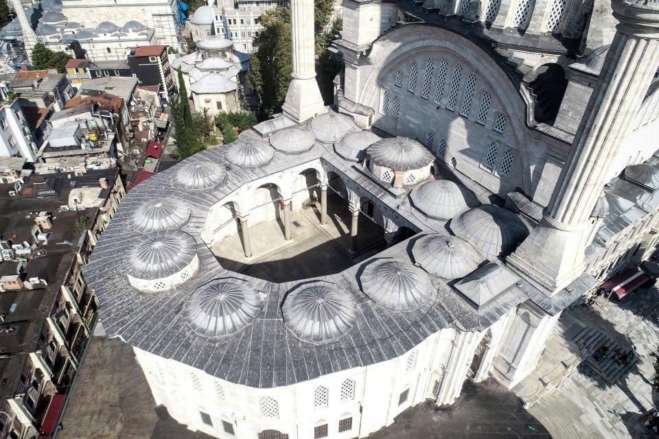 <p>Alt katı bodrum olan ve birkaç basamakla yükseltilmiş bulunan iki platform üstüne inşa edilen kütüphanede, ana kubbeyi dört sütunun taşıdığı ve iki yarım kubbeyle bu ana kubbenin desteklendiği görülüyor. </p>

<p> </p>
