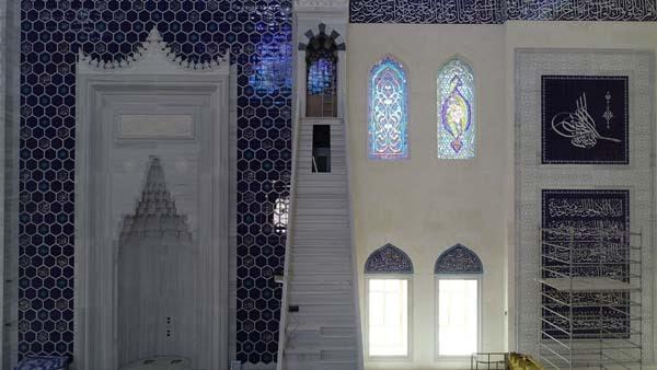 <p>Tünellerde son test çalışmalarının yapıldığı belirtilirken, Çamlıca camii tarafında bulunan çıkışında çevre düzenlemesinin yapılmasının ardından kullanıma hazır hale geleceği belirtildi. Ulaşım tünellerinin camiyle eş zamanlı olarak açılması planlanıyor.</p>
