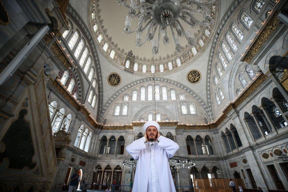 <p>Önünde 3 kemerli bir revak bulunan, kubbeli ve dörtgen bir bina olarak dış yüzey işlemeleri İtalyan Baroku'nu yansıtan türbede ise Sultan III. Osman'ın annesi Şehsuvar Valide Sultan'ın sandukası yer alıyor.</p>
<p> </p>