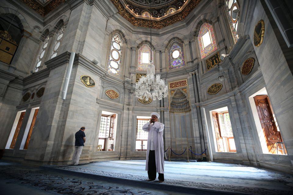 <p>Ali bin Murad, Katipzade Mehmed Refi, Hoca Mehmed Rasim Efendi, Seyyid Abdülhalim, Mumcuzade Mehmed bin Ahmed, Yahya Fahreddin gibi devrin en iyi hattatları tarafından yazılmış kitabelerin bulunduğu yapının iç süslemeleri de bu ustalarca işlendi.</p>
<p> </p>
