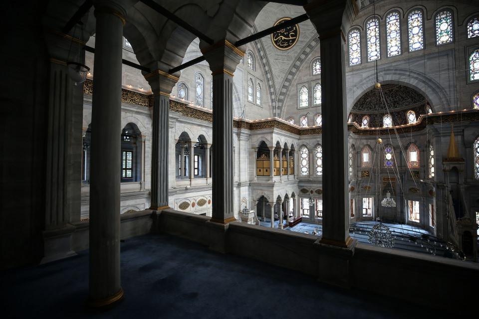 <p>Külliyenin restorasyonu sırasında 2013 yılında Nuruosmaniye Camisi'nin altından 420 kamyon balçık çıkarılarak, 8,5 metre derine inilmesiyle tarihi caminin altında, varlığı bilinen ama yıllarca atık ve çöplerle dolmuş ve gözden kaybolmuş 825 metrekare kullanım alanlı, 2 bin 42 metrekare büyüklüğünde bir mahzene ulaşıldı. </p>
<p> </p>