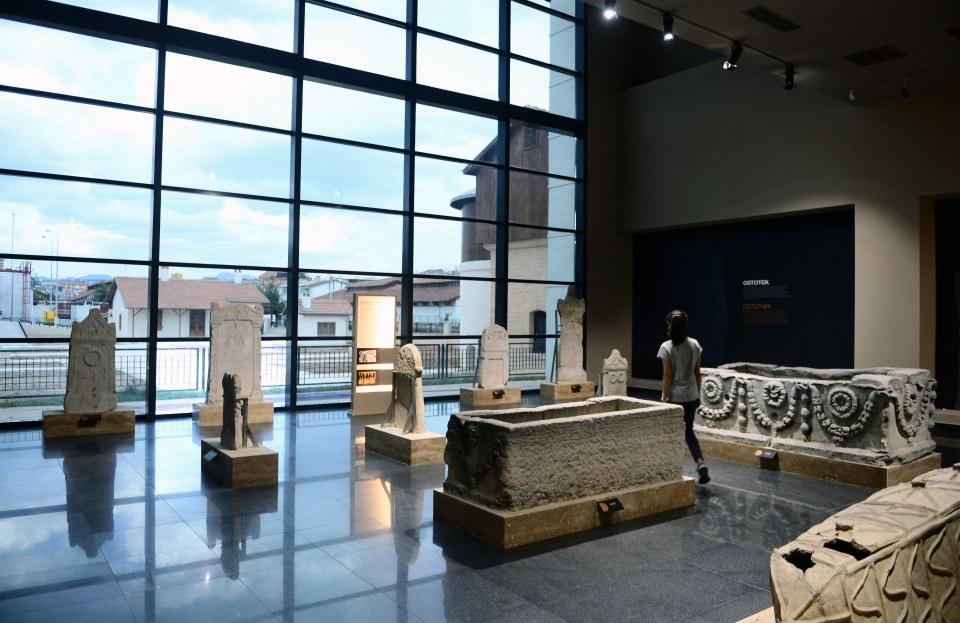 <p>Karun Hazinesi olarak bilinen ve aralarında daha önce iki kez çalınarak yurt dışına kaçırılan Kanatlı Denizatı Broşu'nun da bulunduğu Lidya Kralı Kroisos'a (Karun) ait 432 parça paha biçilmez koleksiyon, yapımı tamamlanan Uşak Arkeoloji Müzesi'nde ziyarete açıldı.</p>
