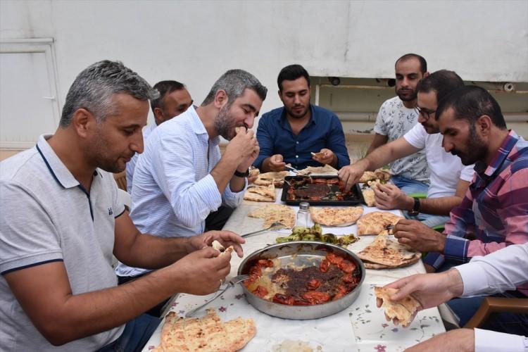 <p>Adıyaman Belediye Başkanı Hüsrev Kutlu: "Abuzer kebabı, sadece Adıyaman'da yapılır ve yenir. Onun için de Adıyaman'a gelmek lazım"</p>

<p> </p>
