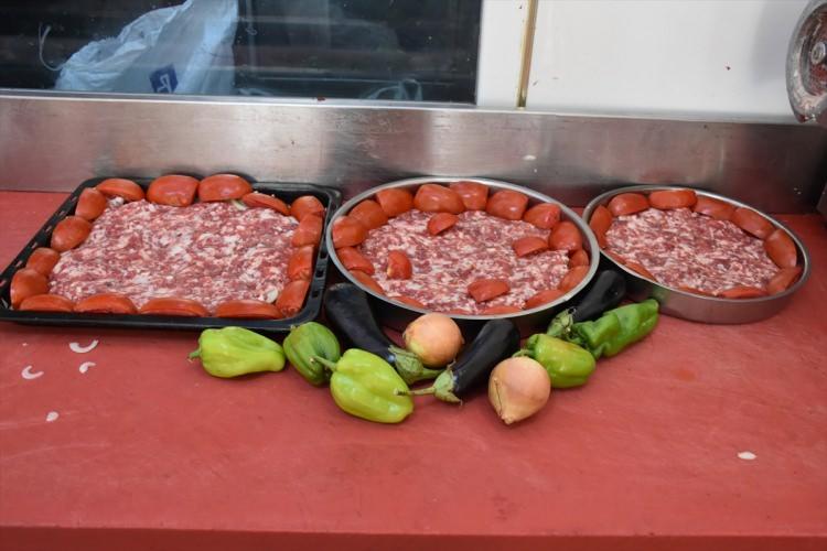 <p>Adıyamanlı Fatih Şükrü Koçar da Adıyaman'a özgü yemeklerinden Abuzer kebabını çok tükettiğini anlatarak, "Bu yemeği çok seviyoruz. Herkese tavsiye ediyoruz. Bilhassa yaz mevsimlerinde vazgeçilmez hale geliyor. Yapılması çok kolay ve lezzetli olduğu için tercih ediyoruz. Adıyaman'a gelen misafirlerimize kesinlikle bu tattan mahrum kalmamalarını öneriyoruz." diye konuştu.</p>