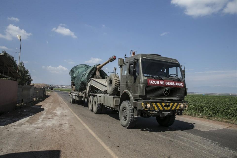 <p> Türk Silahlı Kuvvetleri (TSK) tarafından birliklere takviye amacıyla gönderilen fırtına obüsü ve tank yüklü tırlar ile zırhlı personel taşıyıcılar Hatay'a ulaştı.</p>