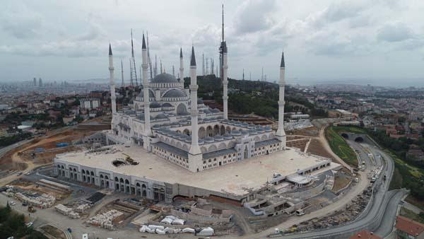 <p>Cami 4'ü 107.1 metre, 2'si ise 90'ar metre uzunluğunda 6 minareye sahip. </p>
